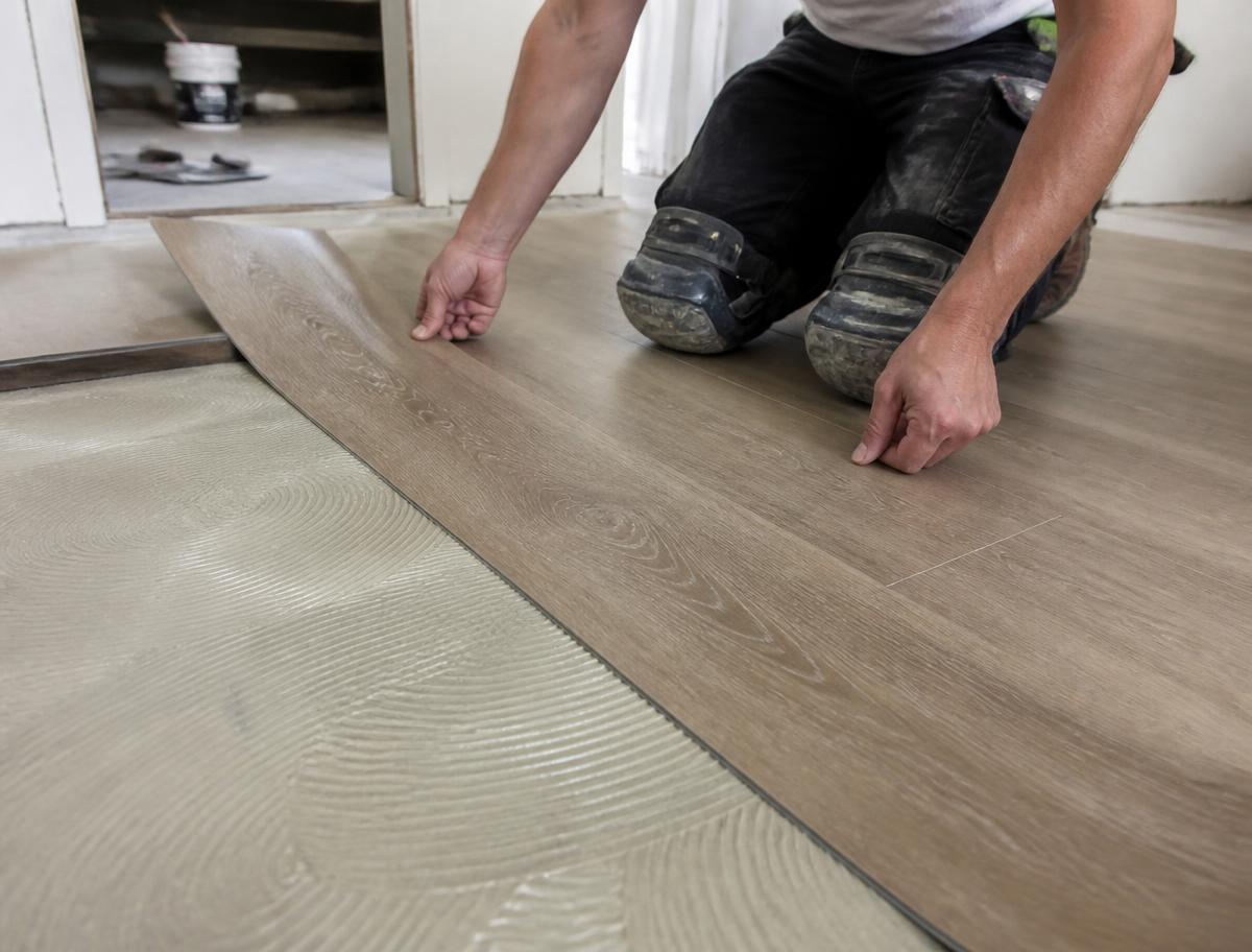 Designboden verklebt — Großformatige Designdielen im Kammbett verklebt — fugenlos und belastbar.
