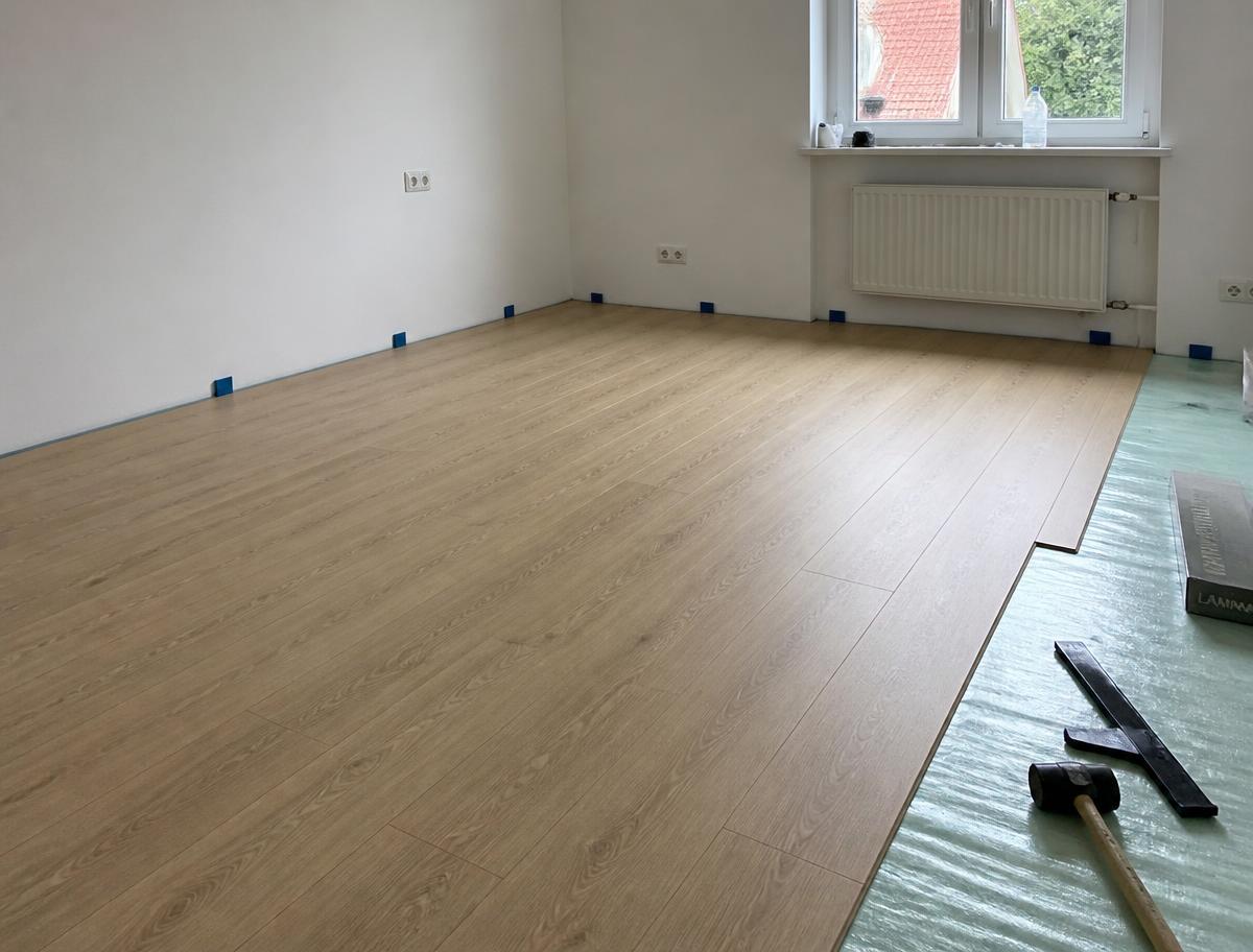 Laminat Eiche natur — Laminat AC5 mit Trittschalldämmung und umlaufender Dehnungsfuge.