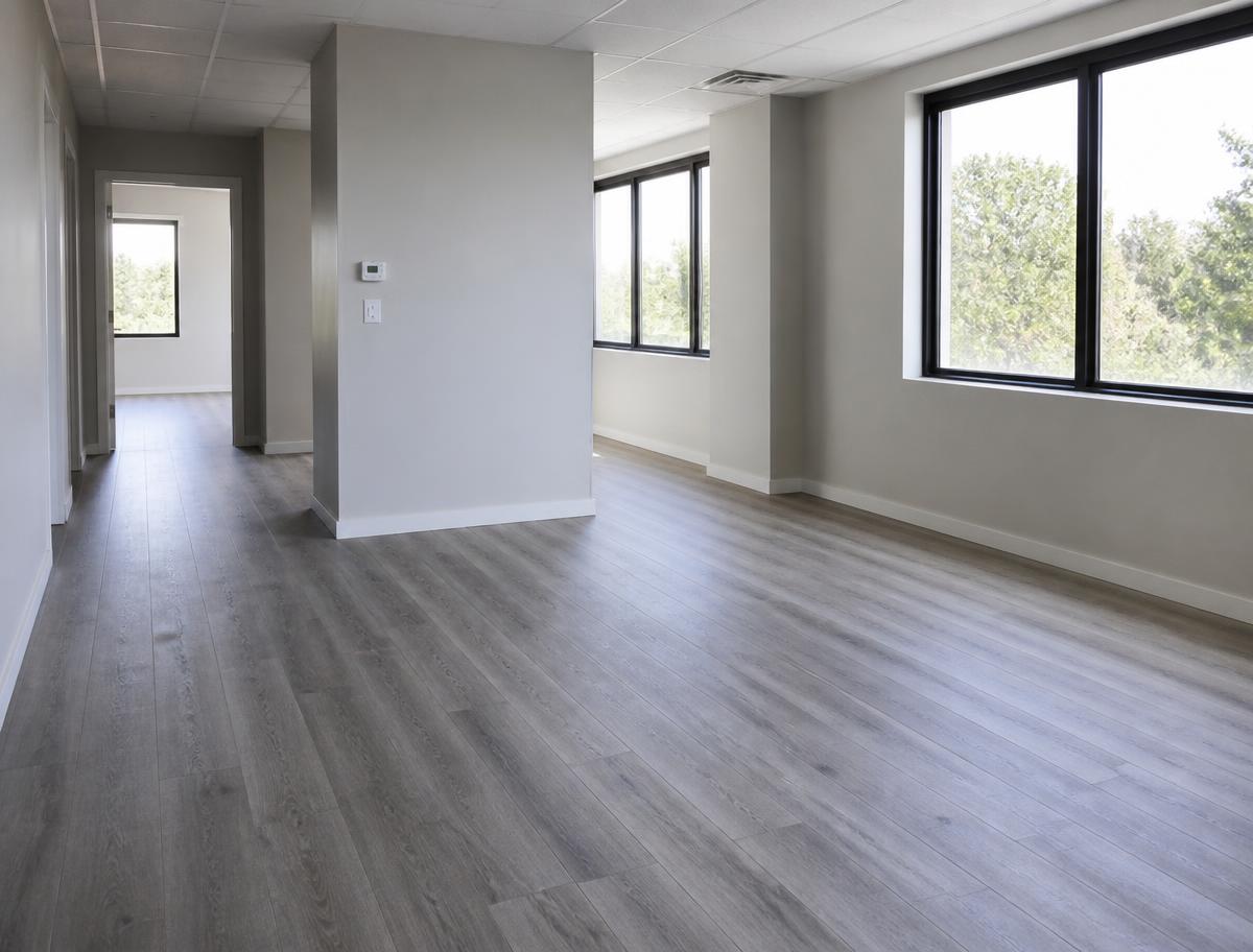 Klick-Vinyl Eiche grau — Strapazierfähiger Vinylboden (NK 33) auf gespachteltem Estrich, 180 m² in 3 Tagen.
